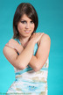 Séance de photo style mode en studio sur fond turquoise par un photographe