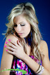 Séance de photos portrait en studio avec un modèle ongle rose et fond bleu