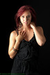 Séance de photo portrait sur fond noir en studio par un photographe avec un modèle et des bijoux