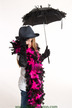 photo d'enfant avec boa,parapluie et gant